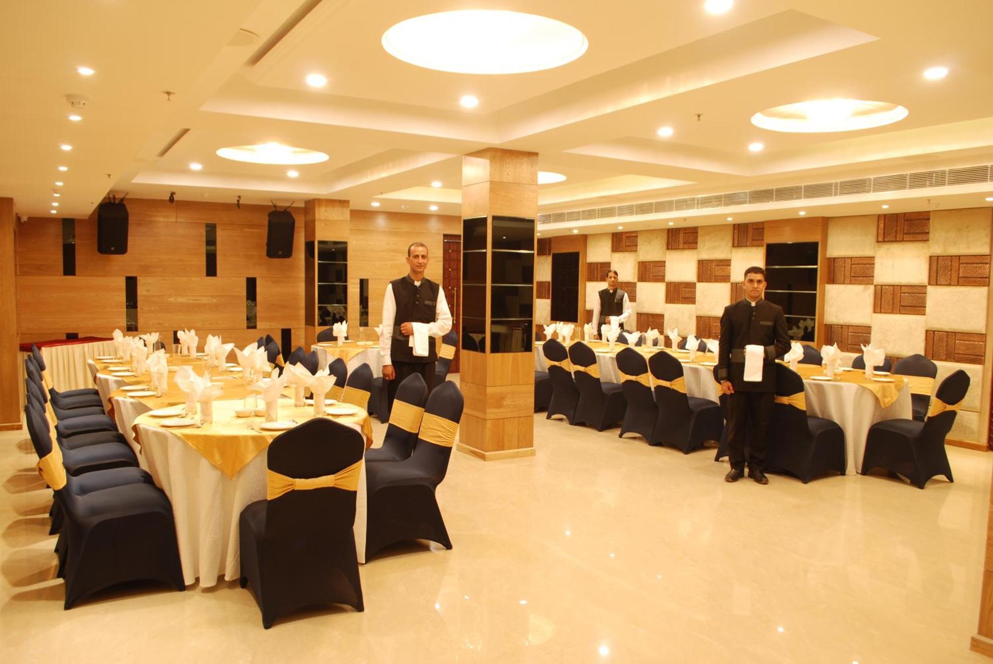 Hotel Glades Mohali